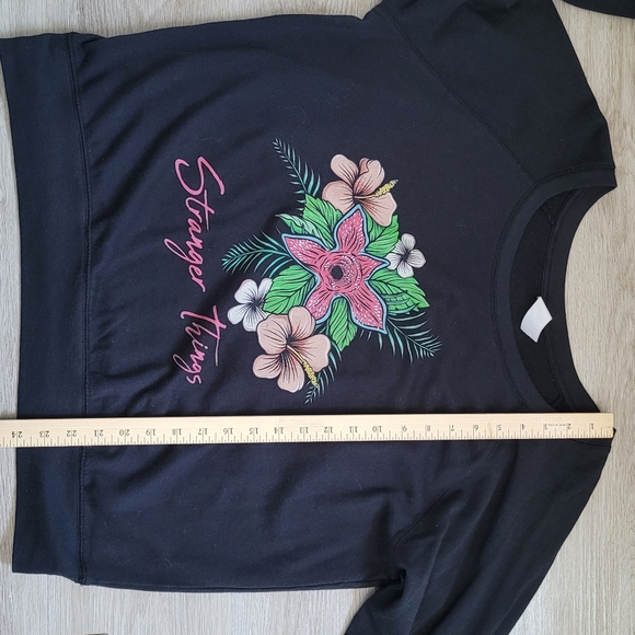 STRANGER THINGS Floral Slouchy Sweatshirt Women's Junior XXL  HOT TOPIC - Picture 5 of 6